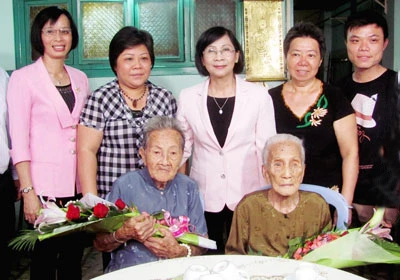 Chúc tết các cụ ông, cụ bà người Hoa trên 100 tuổi